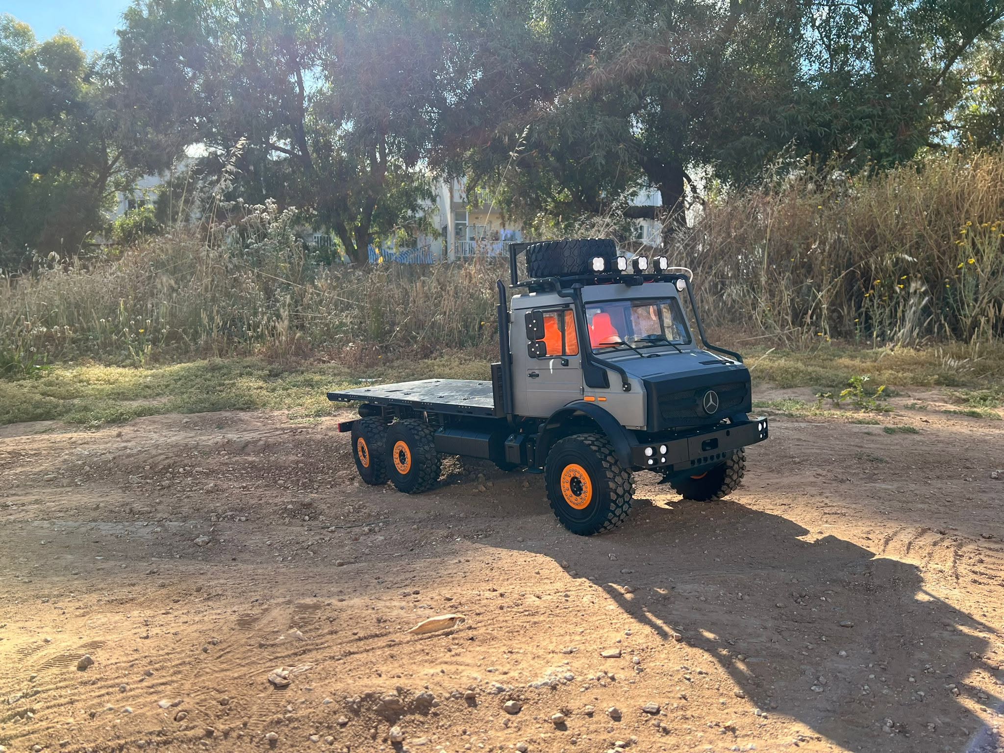 Unimog U5023 1:8 scale RC model truck